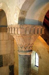 Eglise abbatiale : chapiteau d'une nef latérale
